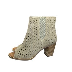 Tom’s Size 7.5 Taupe Suede Heeled Peep Toe Ankle Boot w/zip closure EUC